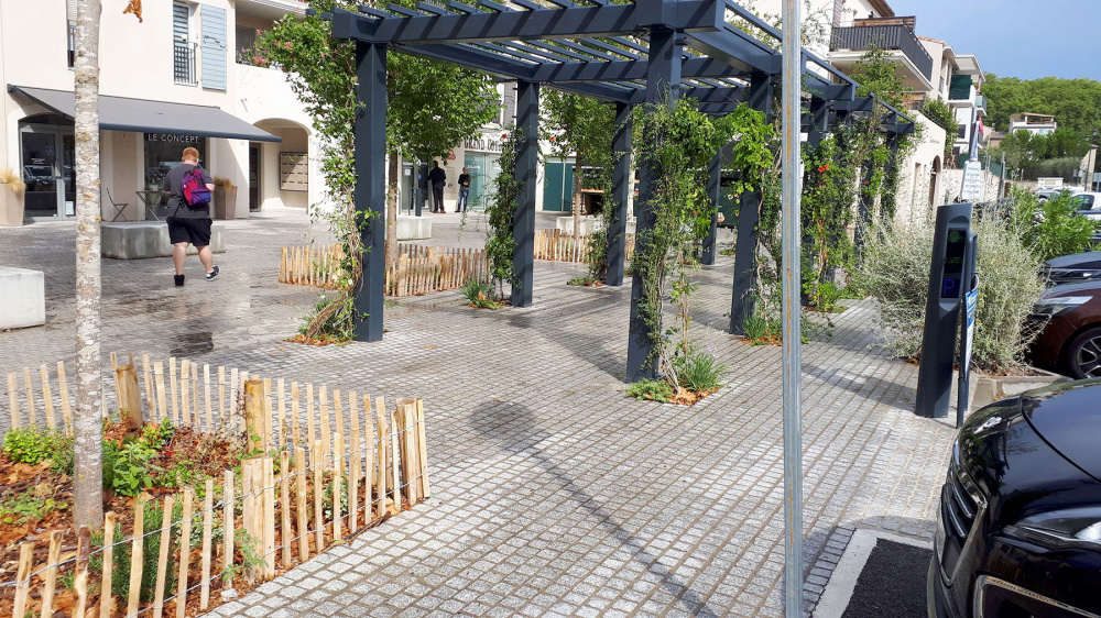 La pergola végétalisée installée sur la place centrale de Coudoux ©Mairie de Coudoux