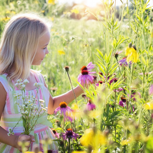 Petite fille touchant une fleur