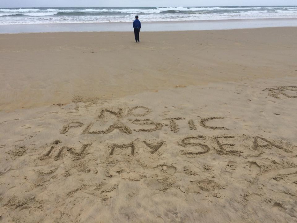 Ecriture "No Pastic in my Sea" sur le sable