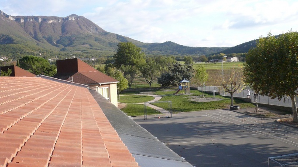 Installation photovoltaïque sur le toit d’une école de Digne-les-Bains, projet porté par la coopérative Energ’éthique © Energ’éthique 04