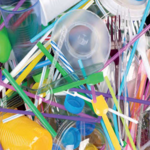 Diminuer les pollutions plastiques à travers les achats publics durables